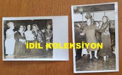 TÜRK SANAT MÜZİĞİ SANATÇISI SEVİM DERAN'IN ORİJİNAL 2'Lİ FOTOĞRAF SETİ - 18 x 12 cm EBADINDA  - SEVİM DERAN, SAHNEDE DİNLEYİCİLERİYLE BİRLİKTE DANS EDİP EĞLENİRKEN ÇEKİLMİŞ 2 FARKLI KARE