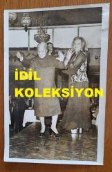 TÜRK SANAT MÜZİĞİ SANATÇISI SEVİM DERAN'IN ORİJİNAL 2'Lİ FOTOĞRAF SETİ - 18 x 12 cm EBADINDA  - SEVİM DERAN, SAHNEDE DİNLEYİCİLERİYLE BİRLİKTE DANS EDİP EĞLENİRKEN ÇEKİLMİŞ 2 FARKLI KARE