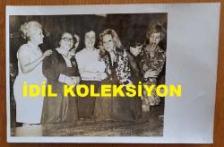 TÜRK SANAT MÜZİĞİ SANATÇISI SEVİM DERAN'IN ORİJİNAL 2'Lİ FOTOĞRAF SETİ - 18 x 12 cm EBADINDA  - SEVİM DERAN, SAHNEDE DİNLEYİCİLERİYLE BİRLİKTE DANS EDİP EĞLENİRKEN ÇEKİLMİŞ 2 FARKLI KARE