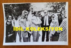 TÜRK SANAT MÜZİĞİ SANATÇISI SEVİM DERAN'IN CENAZE TÖRENİNİN ORİJİNAL FOTOĞRAFI - 18 x 12 cm EBADINDA  - SEVİM DERAN'IN CENAZESİNDE AJDA PEKKAN ve DİĞER BİRÇOK SANATÇI YER ALDILAR. 1987