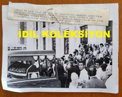 TÜRK SANAT MÜZİĞİ SANATÇISI SEVİM DERAN'IN CENAZE TÖRENİNİN ORİJİNAL BÜYÜK BOY FOTOĞRAFI - 18 x 12 cm EBADINDA  - SEVİM DERAN'IN NAAŞININ TEŞVİKİYE CAMİİ ve İSTANBUL RADYOSU ÖNÜNDEKİ TÖRENİN ARDINDAN ÇENGELKÖY AİLE MEZARLIĞINA GÖTÜRÜLÜRKEN ÇEKİLMİŞ BİR KARE. 1987