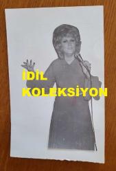 TÜRK SANAT MÜZİĞİ SANATÇISI SEVİM DERAN'IN ORİJİNAL FOTOĞRAFI - 14,5 x 9 cm EBADINDA  - SEVİM DERAN'IN KESİLİP KARTONA YAPIŞTIRILAN BİR FOTOĞRAFI