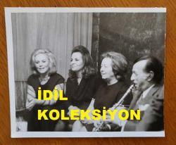 TÜRK SANAT MÜZİĞİ SANATÇISI SEVİM DERAN'IN ORİJİNAL FOTOĞRAFI - 14 x 12 cm EBADINDA  - SEVİM DERAN, RÜBEYZA AKSÜT'LE YAN YANA OTURUP ŞARKI OKUDUĞU SIRADA SAFFET GÜNDEĞER KLARNETLE EŞLİK EDERKEN ÇEKİLMİŞ BİR KARE