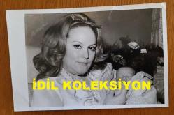 TÜRK SANAT MÜZİĞİ SANATÇISI SEVİM DERAN'IN ORİJİNAL FOTOĞRAFI - 18 x 12 cm EBADINDA  - SEVİM DERAN, DOĞUM YAPTIKTAN SONRA KUCAĞINDA TUTTUĞU BEBEĞİYLE POZ VERİRKEN ÇEKİLMİŞ BİR KARE