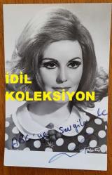 TÜRK SANAT MÜZİĞİ SANATÇISI SEVİM DERAN'IN ORİJİNAL ISLAK İMZALI FOTOĞRAFI - 14 x 9 cm EBADINDA  - SEVİM DERAN'IN ABC GAZETESİ OKURLARI İÇİN İMZALADIĞI FOTOĞRAF. ISLAK İMZALI. STÜDYO TAÇ