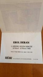 TÜRK SANAT MÜZİĞİ SANATÇISI SEVİM DERAN'IN EŞİ EROL DERAN'IN RESİM SERGİSİNİN ORİJİNAL DAVETİYE KARTPOSTALI - 16 x 12 cm EBADINDA  - EROL DERAN, 1. KİŞİSEL RESİM SERGİSİ. 19 MART - 8 NİSAN 1982 - GALERİ BARAZ - SİNEMKÖY, İSTANBUL (EROL DERAN'IN ''ÇENGELKÖY'DEN PEYSAJ, 1981'' ADLI TUVAL ÜZERİNE YAĞLIBOYA ÇALIŞMASI RESMİ İLE