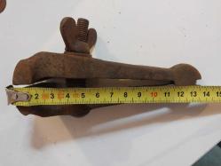 El Mengenesi. Osmanlı dönemine ait el yapımı bir el mengenesi (hand vice) koleksiyon parçasıdır.  Tarihi Değer: Genellikle dövme demirden üretilen bu tür aletler, antika ve koleksiyon değeri taşır.  Kullanım Alanı: Küçük parçaları tutmak, sıkıştırmak veya zımparalama/eğeleme işlemleri sırasında sabit tutmak için kullanılırdı.  Özellikleri: Görseldeki örnekte, parçayı sabitlemek için kullanılan klasik bir vida mekanizması ve yay bulunmaktadır.  Kullanım Amaçları: Takı yapımı, saat tamiri veya küçük metal parçaların işlenmesi gibi hassas işlerde yaygındı.