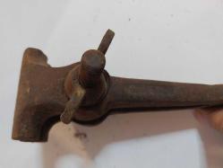 El Mengenesi. Osmanlı dönemine ait el yapımı bir el mengenesi (hand vice) koleksiyon parçasıdır.  Tarihi Değer: Genellikle dövme demirden üretilen bu tür aletler, antika ve koleksiyon değeri taşır.  Kullanım Alanı: Küçük parçaları tutmak, sıkıştırmak veya zımparalama/eğeleme işlemleri sırasında sabit tutmak için kullanılırdı.  Özellikleri: Görseldeki örnekte, parçayı sabitlemek için kullanılan klasik bir vida mekanizması ve yay bulunmaktadır.  Kullanım Amaçları: Takı yapımı, saat tamiri veya küçük metal parçaların işlenmesi gibi hassas işlerde yaygındı.