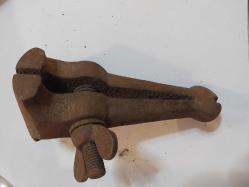 El Mengenesi. Osmanlı dönemine ait el yapımı bir el mengenesi (hand vice) koleksiyon parçasıdır.  Tarihi Değer: Genellikle dövme demirden üretilen bu tür aletler, antika ve koleksiyon değeri taşır.  Kullanım Alanı: Küçük parçaları tutmak, sıkıştırmak veya zımparalama/eğeleme işlemleri sırasında sabit tutmak için kullanılırdı.  Özellikleri: Görseldeki örnekte, parçayı sabitlemek için kullanılan klasik bir vida mekanizması ve yay bulunmaktadır.  Kullanım Amaçları: Takı yapımı, saat tamiri veya küçük metal parçaların işlenmesi gibi hassas işlerde yaygındı.