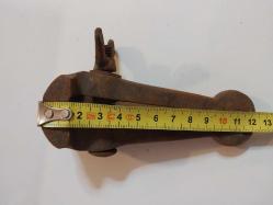 El Mengenesi. Osmanlı dönemine ait el yapımı bir el mengenesi (hand vice) koleksiyon parçasıdır.  Tarihi Değer: Genellikle dövme demirden üretilen bu tür aletler, antika ve koleksiyon değeri taşır.  Kullanım Alanı: Küçük parçaları tutmak, sıkıştırmak veya zımparalama/eğeleme işlemleri sırasında sabit tutmak için kullanılırdı.  Özellikleri: Görseldeki örnekte, parçayı sabitlemek için kullanılan klasik bir vida mekanizması ve yay bulunmaktadır.  Kullanım Amaçları: Takı yapımı, saat tamiri veya küçük metal parçaların işlenmesi gibi hassas işlerde yaygındı.