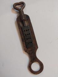 Diş Açma Aleti, Vintage Indian Old Thread Adjustable Dye Wrench Tool Gold Smith Utility (G47-564) olarak bilinen antika bir diş açma aletidir.  Kullanım Amacı: Kuyumcular ve metal işçileri tarafından manuel olarak vida dişi oluşturmak veya onarmak için kullanılır. Malzeme: Genellikle demirden üretilmiştir. Özellikleri: Ayarlanabilir vidalı yapıya sahip üç delikli bir tasarımdır. Not: Antika eşyalar, işlevsel kullanımdan ziyade dekoratif veya koleksiyon amaçlı değerlendirilmelidir.