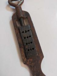 Diş Açma Aleti, Vintage Indian Old Thread Adjustable Dye Wrench Tool Gold Smith Utility (G47-564) olarak bilinen antika bir diş açma aletidir.  Kullanım Amacı: Kuyumcular ve metal işçileri tarafından manuel olarak vida dişi oluşturmak veya onarmak için kullanılır. Malzeme: Genellikle demirden üretilmiştir. Özellikleri: Ayarlanabilir vidalı yapıya sahip üç delikli bir tasarımdır. Not: Antika eşyalar, işlevsel kullanımdan ziyade dekoratif veya koleksiyon amaçlı değerlendirilmelidir.