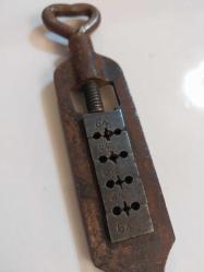 Diş Açma Aleti, Vintage Indian Old Thread Adjustable Dye Wrench Tool Gold Smith Utility (G47-564) olarak bilinen antika bir diş açma aletidir.  Kullanım Amacı: Kuyumcular ve metal işçileri tarafından manuel olarak vida dişi oluşturmak veya onarmak için kullanılır. Malzeme: Genellikle demirden üretilmiştir. Özellikleri: Ayarlanabilir vidalı yapıya sahip üç delikli bir tasarımdır. Not: Antika eşyalar, işlevsel kullanımdan ziyade dekoratif veya koleksiyon amaçlı değerlendirilmelidir.