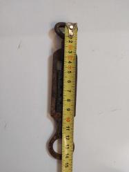 Diş Açma Aleti, Vintage Indian Old Thread Adjustable Dye Wrench Tool Gold Smith Utility (G47-564) olarak bilinen antika bir diş açma aletidir.  Kullanım Amacı: Kuyumcular ve metal işçileri tarafından manuel olarak vida dişi oluşturmak veya onarmak için kullanılır. Malzeme: Genellikle demirden üretilmiştir. Özellikleri: Ayarlanabilir vidalı yapıya sahip üç delikli bir tasarımdır. Not: Antika eşyalar, işlevsel kullanımdan ziyade dekoratif veya koleksiyon amaçlı değerlendirilmelidir.