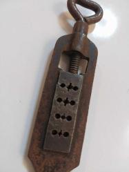 Diş Açma Aleti, Vintage Indian Old Thread Adjustable Dye Wrench Tool Gold Smith Utility (G47-564) olarak bilinen antika bir diş açma aletidir.  Kullanım Amacı: Kuyumcular ve metal işçileri tarafından manuel olarak vida dişi oluşturmak veya onarmak için kullanılır. Malzeme: Genellikle demirden üretilmiştir. Özellikleri: Ayarlanabilir vidalı yapıya sahip üç delikli bir tasarımdır. Not: Antika eşyalar, işlevsel kullanımdan ziyade dekoratif veya koleksiyon amaçlı değerlendirilmelidir.