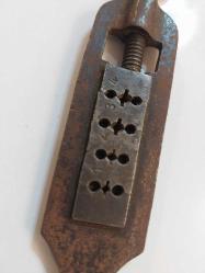Diş Açma Aleti, Vintage Indian Old Thread Adjustable Dye Wrench Tool Gold Smith Utility (G47-564) olarak bilinen antika bir diş açma aletidir.  Kullanım Amacı: Kuyumcular ve metal işçileri tarafından manuel olarak vida dişi oluşturmak veya onarmak için kullanılır. Malzeme: Genellikle demirden üretilmiştir. Özellikleri: Ayarlanabilir vidalı yapıya sahip üç delikli bir tasarımdır. Not: Antika eşyalar, işlevsel kullanımdan ziyade dekoratif veya koleksiyon amaçlı değerlendirilmelidir.