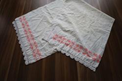 KANAVİÇE İŞLEMELİ ESKİ YASTIK  *  40 - 65 CM