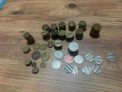 Koleksiyonluk Karışık Jeton Lotu (PTT – İETT – Denizcilik Bankası – Fanatik ve Özel Jetonlar) Koleksiyonluk, farklı kurum ve dönemlere ait karışık jeton lotu. İçerisinde hem resmi kurum jetonları hem de özel firma / reklam jetonları bulunmaktadır. •	14 adet büyük PTT jetonu 	•	112 adet küçük PTT jetonu 	•	16 adet Denizcilik Bankası jetonu 	•	12 adet Fanatik jeton 	•	5 adet İETT / Tünel jetonu Üzerinde yazı ve logo bulunan otel / gazino / eğlence yeri jetonları  TOPLAM 190 ADET JETONLAR 	Reklam amaçlı basılmış firma jetonları (telefon, internet vb.) Eski dönem şehir içi ulaşım / özel işletme jetonları 	Farklı ebat ve formda koleksiyonluk metal jetonlar 	Bazıları kabartmalı, yazılı ve logolu özel üretim Jetonlar