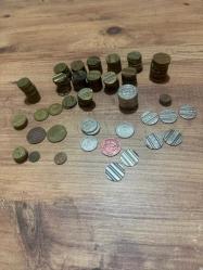 Koleksiyonluk Karışık Jeton Lotu (PTT – İETT – Denizcilik Bankası – Fanatik ve Özel Jetonlar) Koleksiyonluk, farklı kurum ve dönemlere ait karışık jeton lotu. İçerisinde hem resmi kurum jetonları hem de özel firma / reklam jetonları bulunmaktadır. •	14 adet büyük PTT jetonu 	•	112 adet küçük PTT jetonu 	•	16 adet Denizcilik Bankası jetonu 	•	12 adet Fanatik jeton 	•	5 adet İETT / Tünel jetonu Üzerinde yazı ve logo bulunan otel / gazino / eğlence yeri jetonları  TOPLAM 190 ADET JETONLAR 	Reklam amaçlı basılmış firma jetonları (telefon, internet vb.) Eski dönem şehir içi ulaşım / özel işletme jetonları 	Farklı ebat ve formda koleksiyonluk metal jetonlar 	Bazıları kabartmalı, yazılı ve logolu özel üretim Jetonlar