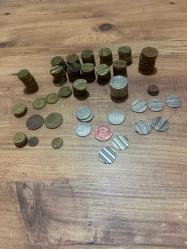 Koleksiyonluk Karışık Jeton Lotu (PTT – İETT – Denizcilik Bankası – Fanatik ve Özel Jetonlar) Koleksiyonluk, farklı kurum ve dönemlere ait karışık jeton lotu. İçerisinde hem resmi kurum jetonları hem de özel firma / reklam jetonları bulunmaktadır. •	14 adet büyük PTT jetonu 	•	112 adet küçük PTT jetonu 	•	16 adet Denizcilik Bankası jetonu 	•	12 adet Fanatik jeton 	•	5 adet İETT / Tünel jetonu Üzerinde yazı ve logo bulunan otel / gazino / eğlence yeri jetonları  TOPLAM 190 ADET JETONLAR 	Reklam amaçlı basılmış firma jetonları (telefon, internet vb.) Eski dönem şehir içi ulaşım / özel işletme jetonları 	Farklı ebat ve formda koleksiyonluk metal jetonlar 	Bazıları kabartmalı, yazılı ve logolu özel üretim Jetonlar