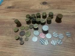 Koleksiyonluk Karışık Jeton Lotu (PTT – İETT – Denizcilik Bankası – Fanatik ve Özel Jetonlar) Koleksiyonluk, farklı kurum ve dönemlere ait karışık jeton lotu. İçerisinde hem resmi kurum jetonları hem de özel firma / reklam jetonları bulunmaktadır. •	14 adet büyük PTT jetonu 	•	112 adet küçük PTT jetonu 	•	16 adet Denizcilik Bankası jetonu 	•	12 adet Fanatik jeton 	•	5 adet İETT / Tünel jetonu Üzerinde yazı ve logo bulunan otel / gazino / eğlence yeri jetonları  TOPLAM 190 ADET JETONLAR 	Reklam amaçlı basılmış firma jetonları (telefon, internet vb.) Eski dönem şehir içi ulaşım / özel işletme jetonları 	Farklı ebat ve formda koleksiyonluk metal jetonlar 	Bazıları kabartmalı, yazılı ve logolu özel üretim Jetonlar