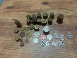 Koleksiyonluk Karışık Jeton Lotu (PTT – İETT – Denizcilik Bankası – Fanatik ve Özel Jetonlar) Koleksiyonluk, farklı kurum ve dönemlere ait karışık jeton lotu. İçerisinde hem resmi kurum jetonları hem de özel firma / reklam jetonları bulunmaktadır. •	14 adet büyük PTT jetonu 	•	112 adet küçük PTT jetonu 	•	16 adet Denizcilik Bankası jetonu 	•	12 adet Fanatik jeton 	•	5 adet İETT / Tünel jetonu Üzerinde yazı ve logo bulunan otel / gazino / eğlence yeri jetonları  TOPLAM 190 ADET JETONLAR 	Reklam amaçlı basılmış firma jetonları (telefon, internet vb.) Eski dönem şehir içi ulaşım / özel işletme jetonları 	Farklı ebat ve formda koleksiyonluk metal jetonlar 	Bazıları kabartmalı, yazılı ve logolu özel üretim Jetonlar
