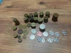 Koleksiyonluk Karışık Jeton Lotu (PTT – İETT – Denizcilik Bankası – Fanatik ve Özel Jetonlar) Koleksiyonluk, farklı kurum ve dönemlere ait karışık jeton lotu. İçerisinde hem resmi kurum jetonları hem de özel firma / reklam jetonları bulunmaktadır. •	14 adet büyük PTT jetonu 	•	112 adet küçük PTT jetonu 	•	16 adet Denizcilik Bankası jetonu 	•	12 adet Fanatik jeton 	•	5 adet İETT / Tünel jetonu Üzerinde yazı ve logo bulunan otel / gazino / eğlence yeri jetonları  TOPLAM 190 ADET JETONLAR 	Reklam amaçlı basılmış firma jetonları (telefon, internet vb.) Eski dönem şehir içi ulaşım / özel işletme jetonları 	Farklı ebat ve formda koleksiyonluk metal jetonlar 	Bazıları kabartmalı, yazılı ve logolu özel üretim Jetonlar