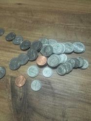 ABD Madeni Para Lotu (36 Adet - Çeşitli Değerlerde) Koleksiyon amaçlı veya döviz bozdurmak isteyenler için toplam 36 parçadan oluşan ABD madeni para seti. Paralar genel olarak iyi durumdadır ve fotoğraflarda görüldüğü gibidir. • 12 Adet Quarter (25 Cent) • 12 Adet One Dime (10 Cent) • 6 Adet Nickel (5 Cent) • 6 Adet Penny (1 Cent)