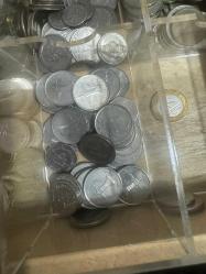 Çeşitli Ülkelerin Tedavülde olan olmayan Madeni Paralar 400 Adet Karışık Dünya Paraları Lotu - Avrupa, Asya ve Orta Doğu (Eski/Yeni Karışık) Fransa (Frang), İtalya (Liret), Hollanda, Avusturya, Macaristan, Yunanistan, Yugoslavya, Çekoslovakya, İsviçre, İspanya. Kuveyt, Birleşik Arap Emirlikleri, Ürdün, Suudi Arabistan. Japonya (delikli paralar), Çin, Tayland, Hindistan, Pakistan, Kore.  Rusya, Ukrayna ve çeşitli sürpriz ülkeler.