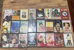 Arşivlik 24 Adet Kaset Lotu Alaeddin Yavaşca Bak Bir Varmış Bir Yokmuş (Odeon Derleme) Münir Nurettin Selçuk - Söyle Sevgili Bedri Ayseli - Şer Şahabeddin Medyeren / Baran Özdemir Erdoğan - İkinci Bahar (Kaset içi) İzzet Altınmeşe - Avare Dr. Alban - The Album Tarkan - Ölürüm Sana Barış Manço - Live in Japan Mahsun Kırmızıgül - 12'den Vuracağım Rober Hatemo Azılı Bela İbrahim Tatlıses - At Gitsin Sinan Çelik - Kavallı Halk Ezgileri Faruk Tınaz - Yunus Gibi Selami Şahin - Aşk Biter Dostluk Bitmez Zeki Müren - Doruktaki  Hüner Coşkuner - Sakın Dönme Geri & Sarhoş Ellerin Mine Koşan - Kopamayız Biz Akrep Nalan - Dağ Çiçeği Ebru Gündeş - Kurtlar Sofrası Muazzez Ersoy - Nostalji 3 Muazzez Abacı - Efendim Şen Kızlar -Sıktımı canını Toplam 24 Adet  Ayrıca 175 Adet daha kaset ilanım var onlara da bakabilirsiniz