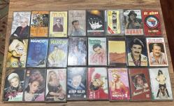 Arşivlik 24 Adet Kaset Lotu Alaeddin Yavaşca Bak Bir Varmış Bir Yokmuş (Odeon Derleme) Münir Nurettin Selçuk - Söyle Sevgili Bedri Ayseli - Şer Şahabeddin Medyeren / Baran Özdemir Erdoğan - İkinci Bahar (Kaset içi) İzzet Altınmeşe - Avare Dr. Alban - The Album Tarkan - Ölürüm Sana Barış Manço - Live in Japan Mahsun Kırmızıgül - 12'den Vuracağım Rober Hatemo Azılı Bela İbrahim Tatlıses - At Gitsin Sinan Çelik - Kavallı Halk Ezgileri Faruk Tınaz - Yunus Gibi Selami Şahin - Aşk Biter Dostluk Bitmez Zeki Müren - Doruktaki  Hüner Coşkuner - Sakın Dönme Geri & Sarhoş Ellerin Mine Koşan - Kopamayız Biz Akrep Nalan - Dağ Çiçeği Ebru Gündeş - Kurtlar Sofrası Muazzez Ersoy - Nostalji 3 Muazzez Abacı - Efendim Şen Kızlar -Sıktımı canını Toplam 24 Adet  Ayrıca 175 Adet daha kaset ilanım var onlara da bakabilirsiniz