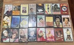 Arşivlik 24 Adet Kaset Lotu Alaeddin Yavaşca Bak Bir Varmış Bir Yokmuş (Odeon Derleme) Münir Nurettin Selçuk - Söyle Sevgili Bedri Ayseli - Şer Şahabeddin Medyeren / Baran Özdemir Erdoğan - İkinci Bahar (Kaset içi) İzzet Altınmeşe - Avare Dr. Alban - The Album Tarkan - Ölürüm Sana Barış Manço - Live in Japan Mahsun Kırmızıgül - 12'den Vuracağım Rober Hatemo Azılı Bela İbrahim Tatlıses - At Gitsin Sinan Çelik - Kavallı Halk Ezgileri Faruk Tınaz - Yunus Gibi Selami Şahin - Aşk Biter Dostluk Bitmez Zeki Müren - Doruktaki  Hüner Coşkuner - Sakın Dönme Geri & Sarhoş Ellerin Mine Koşan - Kopamayız Biz Akrep Nalan - Dağ Çiçeği Ebru Gündeş - Kurtlar Sofrası Muazzez Ersoy - Nostalji 3 Muazzez Abacı - Efendim Şen Kızlar -Sıktımı canını Toplam 24 Adet  Ayrıca 175 Adet daha kaset ilanım var onlara da bakabilirsiniz