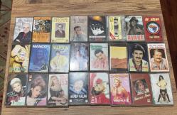 Arşivlik 24 Adet Kaset Lotu Alaeddin Yavaşca Bak Bir Varmış Bir Yokmuş (Odeon Derleme) Münir Nurettin Selçuk - Söyle Sevgili Bedri Ayseli - Şer Şahabeddin Medyeren / Baran Özdemir Erdoğan - İkinci Bahar (Kaset içi) İzzet Altınmeşe - Avare Dr. Alban - The Album Tarkan - Ölürüm Sana Barış Manço - Live in Japan Mahsun Kırmızıgül - 12'den Vuracağım Rober Hatemo Azılı Bela İbrahim Tatlıses - At Gitsin Sinan Çelik - Kavallı Halk Ezgileri Faruk Tınaz - Yunus Gibi Selami Şahin - Aşk Biter Dostluk Bitmez Zeki Müren - Doruktaki  Hüner Coşkuner - Sakın Dönme Geri & Sarhoş Ellerin Mine Koşan - Kopamayız Biz Akrep Nalan - Dağ Çiçeği Ebru Gündeş - Kurtlar Sofrası Muazzez Ersoy - Nostalji 3 Muazzez Abacı - Efendim Şen Kızlar -Sıktımı canını Toplam 24 Adet  Ayrıca 175 Adet daha kaset ilanım var onlara da bakabilirsiniz