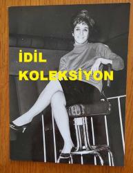 TÜRK HALK MÜZİĞİ SANATÇISI NURTEN İNNAP'IN ORİJİNAL FOTOĞRAFI - 15,5 x 12 cm EBADINDA - NURTEN İNNAP, KADRAJA GÜLÜMSEYEREK POZ VERİRKEN ÇEKİLMİŞ BİR KARE