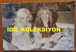 Efemera - TÜRK HALK MÜZİĞİ SANATÇISI NURTEN İNNAP'IN ORİJİNAL FOTOĞRAFI - 18 x 12 cm EBADINDA - NURTEN İNNAP, ALATURKA MÜZİĞİN SEVİLEN İSİMLERİNDEN ESİN GÜRSOY'LA BİRLİKTE HÜLYA KOÇYİĞİT KONSERİNİ DİNLEYİP YEMEK YERLERKEN ÇEKİLMİŞ BİR HATIRA FOTOĞRAFI - kitantik - kitaLog