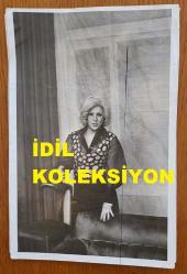 TÜRK HALK MÜZİĞİ SANATÇISI NURTEN İNNAP'IN ORİJİNAL FOTOĞRAFI - 18 x 12 cm EBADINDA - NURTEN İNNAP KADRAJA POZ VERİRKEN ÇEKİLMİŞ BİR KARE