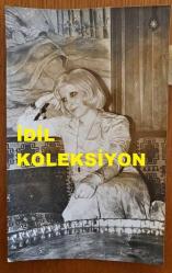 TÜRK HALK MÜZİĞİ SANATÇISI NURTEN İNNAP'IN ORİJİNAL FOTOĞRAFI - 18 x 12 cm EBADINDA - NURTEN İNNAP, ELİNİ BAŞINA KOYUP OTURURKEN ÇEKİLMİŞ ÇOK GÜZEL BİR KARE