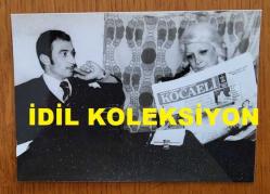 TÜRK HALK MÜZİĞİ SANATÇISI NURTEN İNNAP'IN ORİJİNAL FOTOĞRAFI - 13 x 9 cm EBADINDA - NURTEN İNNAP, KOCAELİ GAZETESİ OKURKEN ÇEKİLMİŞ BİR KARE