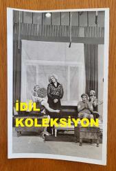 TÜRK HALK MÜZİĞİ SANATÇISI NURTEN İNNAP'IN ORİJİNAL FOTOĞRAFI - 18 x 12 cm EBADINDA - NURTEN İNNAP, METE İNSELEL'İN SAHNE ALDIĞI TİYATRODA ŞARKI OKURKEN ÇEKİLMİŞ BİR KARE