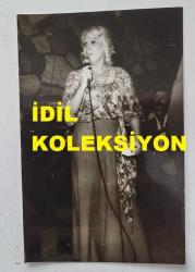 TÜRK HALK MÜZİĞİ SANATÇISI NURTEN İNNAP'IN ORİJİNAL FOTOĞRAFI - 14 x 9 cm EBADINDA - NURTEN İNNAP, SAHNEDE ŞARKI OKURKEN ÇEKİLMİŞ BİR KARE