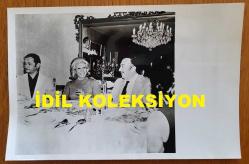 TÜRK HALK MÜZİĞİ SANATÇISI NURTEN İNNAP'IN ORİJİNAL AJANS-BASIN FOTOĞRAFI - 18 x 12 cm EBADINDA - NURTEN İNNAP, TURHAN ÖZER'LE YEMEKTEYKEN ÇEKİLMİŞ BİR KARE