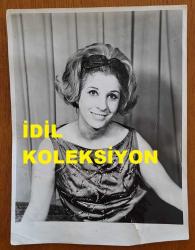 TÜRK HALK MÜZİĞİ SANATÇISI NURTEN İNNAP'IN ORİJİNAL BÜYÜK BOY FOTOĞRAFI - 24 x 18 cm EBADINDA - NURTEN İNNAP, GÜLÜMSEYEREK KADRAJA POZ VERİRKEN ÇEKİLMİŞ BİR KARE (AÇIKLAMAYI OKUYUNUZ)