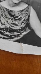 TÜRK HALK MÜZİĞİ SANATÇISI NURTEN İNNAP'IN ORİJİNAL BÜYÜK BOY FOTOĞRAFI - 24 x 18 cm EBADINDA - NURTEN İNNAP, GÜLÜMSEYEREK KADRAJA POZ VERİRKEN ÇEKİLMİŞ BİR KARE (AÇIKLAMAYI OKUYUNUZ)