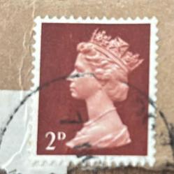 İngiltere Pulu - England Stamp -  Mektup Zarfından Kesilmiş /Postadan Geçmiş Pul Filateli - DAMGALI- KRALİÇE II. ELIZABETH, 2 PARA - YABANCI PULLAR - NOSTALJİK DOĞUM GÜNÜ HEDİYESİ