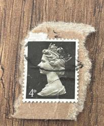 İngiltere Pulu - England Stamp -  Mektup Zarfından Kesilmiş /Postadan Geçmiş Pul Filateli - DAMGALI- KRALİÇE II. ELIZABETH, 4 PARA - YABANCI PULLAR - NOSTALJİK DOĞUM GÜNÜ HEDİYESİ
