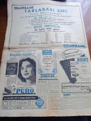 Yeni İstanbul Gazetesi - Turkish Newspaper - 3 Ekim 1954 - gelenler ve gidenler yazan Habip Edip Törehan Başmakale - Türk Alman müzakereleri bu sabah Bonn'da başlıyor - Adnan Menderes Almanya hareketinden önce yeşilköy'de kendisini uğurlayanlar arasında fotoğraf - müttefikler Almanya'yı tahliyeye karar verdi - Halk zamlı vapurlara zorla mı bindirilecek - İstanbul atletizm birincilikleri Mithatpaşa stadı'nda yapılmıştır - Celal Bayar Doğu Karadeniz bölgesine gidiyor - Selim Sarper Stefanopulos ile görüştü - ilan edilmediği için 7 Kasım'da mahalli seçimler yapılamayacak mı - Sadık Aldoğan sorguya çekildi - Ankara İstanbul İzmir radyo programı - tiyatro kronikleri küçük sahnede Hamlet - kraliçe rolünde Lale Oraloğlu ve Hamlet'te Nur Sabuncu fotoğraf - Türk milli takım namzetleri Fenerbahçe ile bugün karşılaşıyor - Türk atletizmi kerbelaya döndü - moda aleminde yeni buluşlar - Garanti Bankası - Gripin - Türkiye güzeli Belgin Doruk puro tuvalet sabununu tavsiye ediyor fotoğraf