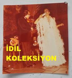 OPERA SANATÇISI NEVİN PERE'NİN ORİJİNAL FOTOĞRAFI - 12 x 11,5 cm EBADINDA - NEVİN PERE, SAHNE ALDIĞI ALMANYA'DA 50. YIL EĞLENCE KERVANINDA ŞARKI OKURKEN ÇEKİLMİŞ BİR KARE. EKİM 1973