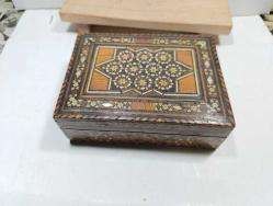 ÇY5-----KAKMA DEKORLU YAŞLI AHŞAP KUTU