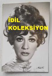 SES SANATÇISI NEVİN PERE'NİN ORİJİNAL FOTOĞRAFI - 13 x 9 cm EBADINDA - NEVİN PERE, STÜDYODA POZ VERİRKEN ÇEKİLMİŞ BİR KARE. STÜDYO TAÇ