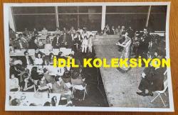 SES SANATÇISI NEVİN PERE'NİN ORİJİNAL FOTOĞRAFI - 18 x 12 cm EBADINDA - NEVİN PERE, ALMANYA'DA 50. YIL KERVANI KONSERİNDE SAHNE ALIRKEN ÇEKİLMİŞ BİR KARE. EKİM 1973